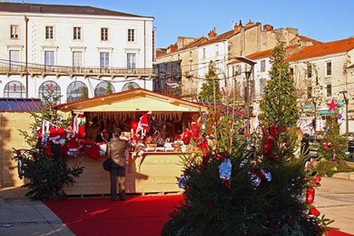 marche-de-Noel-place-Francheville.jpg